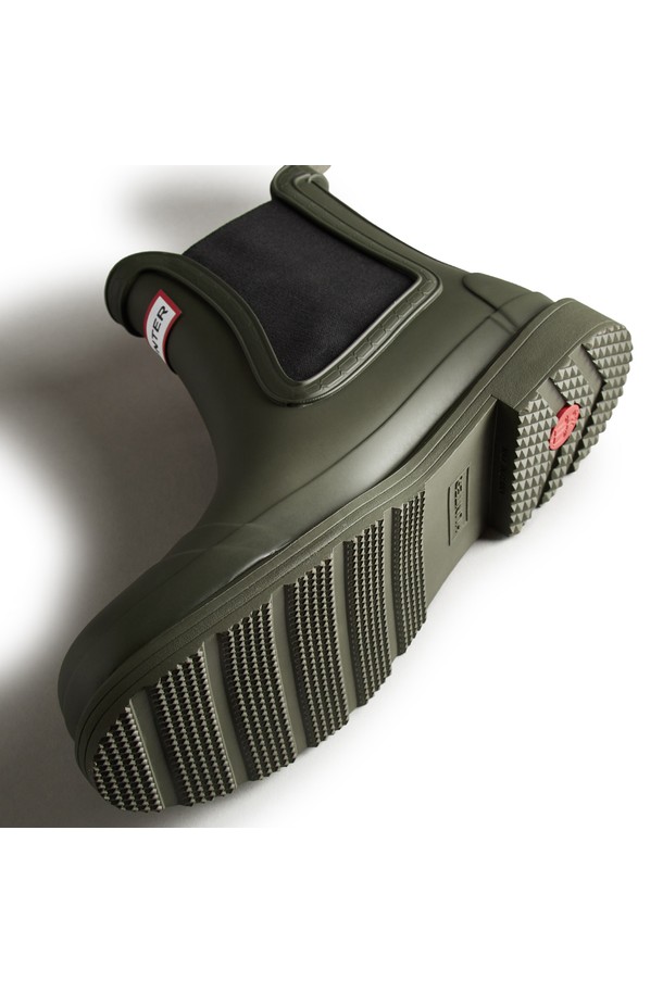 [MEN] 코만도 첼시 레인부츠 - 다크올리브 MFS9016RMADOV는 남성용 첼시부츠입니다. 다크올리브 컬러의 라운드 토 디자인으로, 일상 및 우천 시 모두 착용 가능합니다. 봄, 가을, 겨울 계절에 적합하며, 고무와 합성가죽 소재로 제작되어 방수 기능을 갖춘 레인부츠입니다. 플랫 굽에 고무 밴드 디테일이 돋보이며, 캐주얼, 미니멀, 클래식 스타일을 연출하기 좋습니다.
