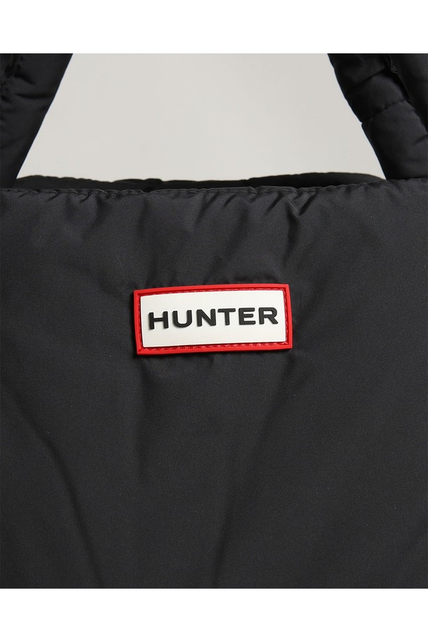 [UNISEX] 인트레피드 푸퍼 라지 토트백 - 블랙 UBS2240CPEBLK는 유니섹스 디자인으로, 출근룩, 오피스룩, 비즈니스 캐주얼에 잘 어울리는 토트백입니다. 미니멀, 클래식, 시크 스타일을 추구하는 고객에게 적합하며, 넉넉한 수납 공간의 라지 사이즈로 제작되었습니다. 가볍고 내구성이 뛰어난 나일론 소재를 사용하여 일상생활에서 편안하게 사용할 수 있습니다. 사각 형태에 지퍼형 잠금 방식, 숄더 스트랩을 갖춰 실용성을 높였습니다. 
