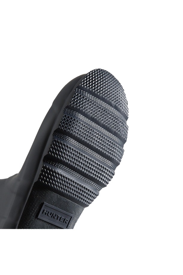 [MEN] 오리지날 숏 레인부츠 - 네이비 MFS9000RMANVY는 캐주얼, 미니멀, 클래식 스타일을 선호하는 남성들을 위한 레인부츠입니다. 일상, 우천시, 동네 마실룩, 산책룩에 적합하며, 봄, 여름, 가을, 겨울 사계절 모두 착용 가능합니다. 라운드 앞코에 35mm 로우힐 굽으로 편안함을 더했으며, 네이비 컬러의 무지 디자인이 특징입니다. 방수 기능과 생활 방수를 지원하며, 친환경 FSC인증 천연고무와 알루미늄 라스트 공법으로 제작되었습니다. 오픈형이며 숏 탑라인의 폴리에스테르 안감으로 편안한 착용감을 제공합니다.
