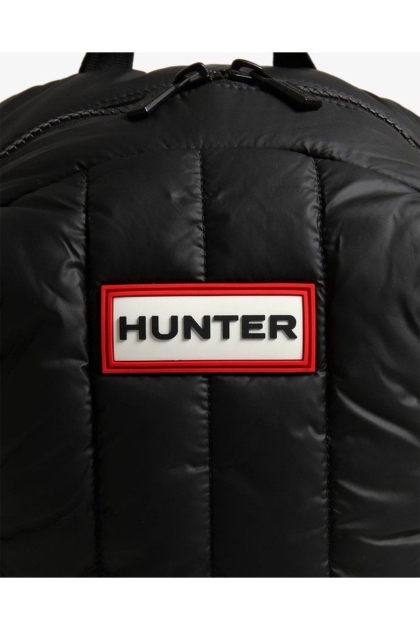 **[UNISEX] 인트레피드 푸퍼 라지 백팩 - 블랙/레드로고 UBB2241KBMRBO**는 유니섹스 디자인으로, 일상과 여행에 모두 적합한 가방입니다. 블랙 컬러에 레드 로고가 포인트로 들어가 시크하고 미니멀한 스타일을 연출하며, 퀄팅 디테일이 돋보입니다. 넉넉한 수납공간을 제공하는 라지 사이즈의 사각 백팩으로, 푸퍼(Puffer) 및 패딩 디자인으로 포근한 느낌을 더했습니다. 나일론 소재로 제작되어 튼튼하며, 지퍼형 잠금 방식으로 편리하게 사용할 수 있습니다. 여행룩과 출근룩에 모두 잘 어울리는 캐주얼 백팩입니다.
