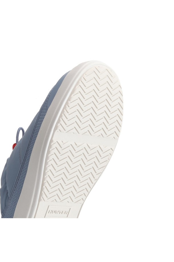 "[WOMEN] 인앤아웃 슬립온 - 애슐리블루/그레이 WFF1007WWUABG"은 여성용 슬립온으로, 캐주얼하고 미니멀한 스타일을 추구하는 분들께 적합합니다. 캔버스 소재로 제작되어 봄, 여름, 가을 계절에 편안하게 착용할 수 있으며, 라운드 앞코와 플랫 굽 디자인으로 활동성을 높였습니다. 색상은 애슐리블루와 그레이 두 가지로 출시되었으며, 무지 디자인이 돋보입니다. 산책룩이나 여행룩에 매치하여 편안하면서도 스타일리시한 연출을 완성해보세요.
