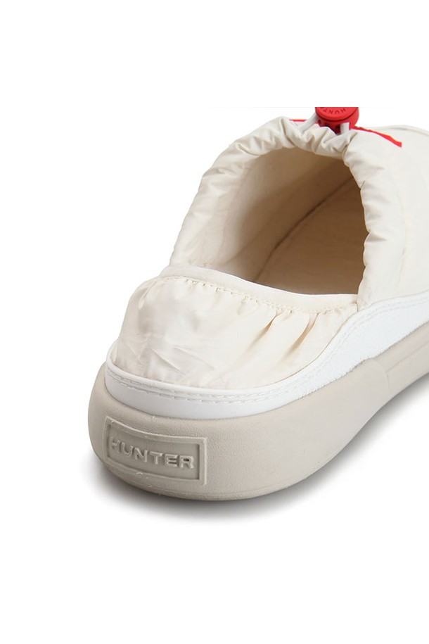 [WOMEN] 인앤아웃 슬립온 - 스타화이트/펠리컨 WFF1007WWUSWP는 여성용 슬립온으로, 부드러운 캔버스 소재로 제작되어 편안한 착용감을 선사합니다. 스타화이트와 펠리컨 색상으로 출시되어 다양한 스타일에 매치하기 용이하며, 라운드 앞코 디자인으로 발을 편안하게 감싸줍니다. 플랫 굽과 로우탑 디자인은 캐주얼하고 미니멀한 스타일을 연출하며, 봄, 여름, 가을 계절에 산책룩, 여행룩 등 폭넓게 활용할 수 있습니다. 무지 패턴의 간결함이 돋보이는 이 슬립온은 클래식한 매력까지 더해줍니다.
