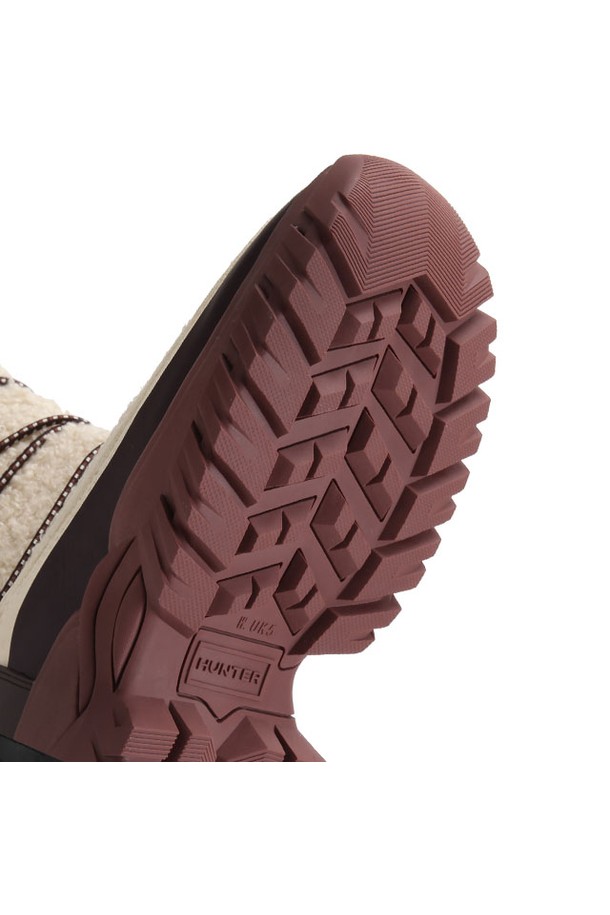 [WOMEN] 원더러 부클 톨 스노우 부츠 - 캔버스 크림/다크호라이즌 WFT4005WADCDB는 여성용 스노우 부츠입니다. 부클 소재와 캔버스 크림, 다크호라이즌 컬러로 출시되었으며, 라운드 앞코에 끈을 활용한 디자인입니다. 겨울철 방한, 방수 기능과 기모 안감으로 보온성을 높여 추운 날씨에도 따뜻하게 착용할 수 있습니다. 플랫 굽에 톨 탑라인으로, 여행룩이나 캠핑룩, 캐주얼, 미니멀, 고프코어 스타일링에 잘 어울립니다.
