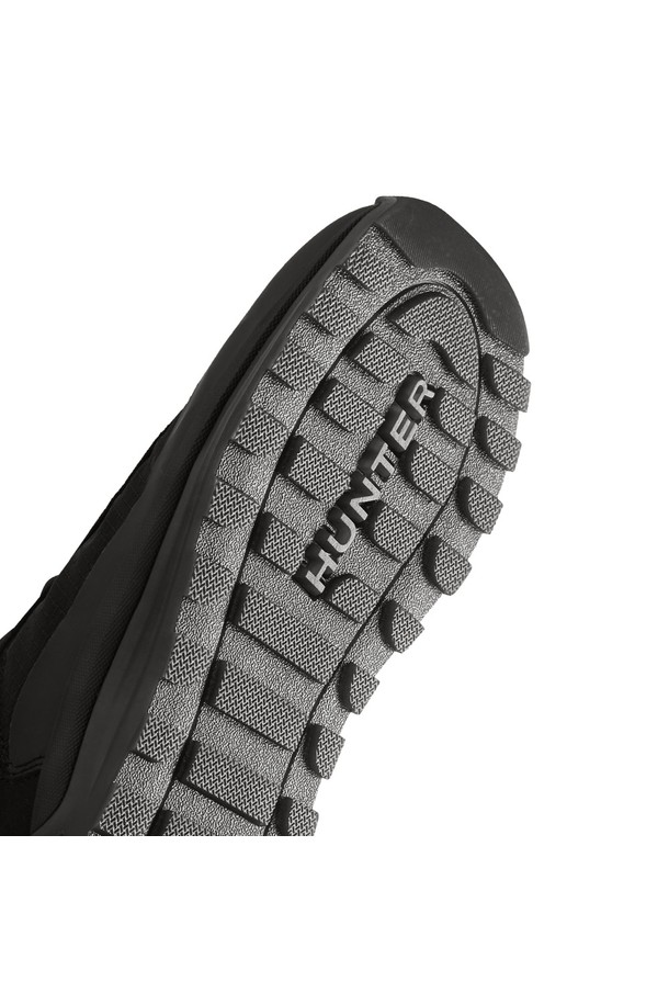 [MEN] 트래블 스니커즈 - 블랙 MFF9100RENBLK는 여행과 일상에서 모두 활용 가능한 남성용 스니커즈입니다. 블랙 컬러의 무지 디자인에 라운드 앞코로 편안함을 더했으며, 가볍고 활동적인 착용감을 제공합니다. 합성 가죽 소재로 제작되어 사계절 내내 부담 없이 신을 수 있습니다. 끈 타입의 로우탑 스타일로, 캐주얼, 미니멀, 스포티한 여행룩을 연출하기에 적합합니다. 발볼은 일반으로 제작되었습니다.
