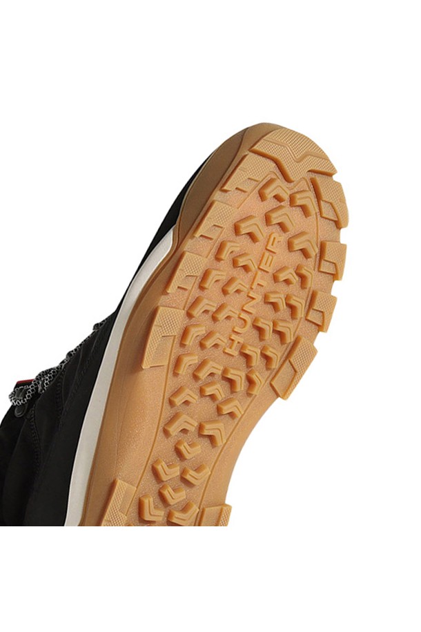 [MEN] 트래블 부츠 - 블랙 MFS9219NRSBGN은 여행과 일상에서 모두 활용 가능한 남성용 부츠입니다. 라운드 앞코와 레이스업 디자인으로 클래식, 미니멀, 캐주얼 스타일을 모두 소화할 수 있습니다. 부드러운 스웨이드 소재와 굽 높이 0cm의 플랫 아웃솔로 편안한 착용감을 제공하며, 접지력이 좋은 고무 밑창이 안정적인 보행을 돕습니다. 가을, 겨울 시즌에 어울리는 블랙 컬러의 무지 디자인으로 다양한 룩에 매치하기 좋습니다. 여행룩, 출근룩 등 TPO에 구애받지 않고 폭넓게 활용할 수 있는 아이템입니다.
