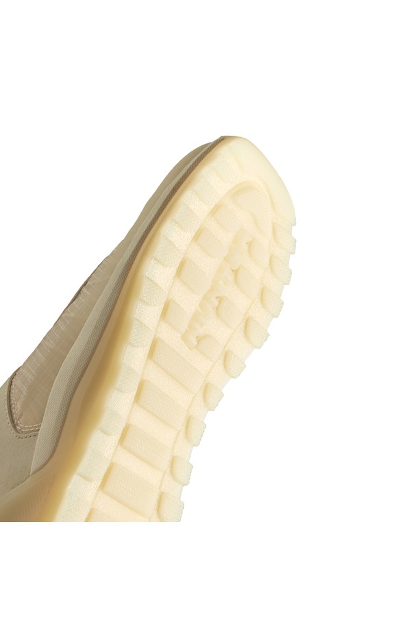 [WOMEN] 트래블 스니커즈 - 셰이디드화이트 WFF1100RENSSA는 여행, 일상, 워킹에 적합한 여성용 스니커즈입니다. 셰이디드화이트 색상의 무지 디자인으로, 캐주얼, 미니멀, 스포티한 스타일을 연출하기 좋습니다. 라운드 앞코에 끈으로 여미는 로우탑 디자인이며, 가볍고 통기성이 좋은 합성가죽 소재를 사용하여 편안한 착용감을 제공합니다. 봄, 여름, 가을 계절에 활용하기 좋으며, 여행룩과 산책룩에 매치하여 활동적인 스타일을 완성할 수 있습니다. 플랫 굽으로 편안함을 더했습니다.
