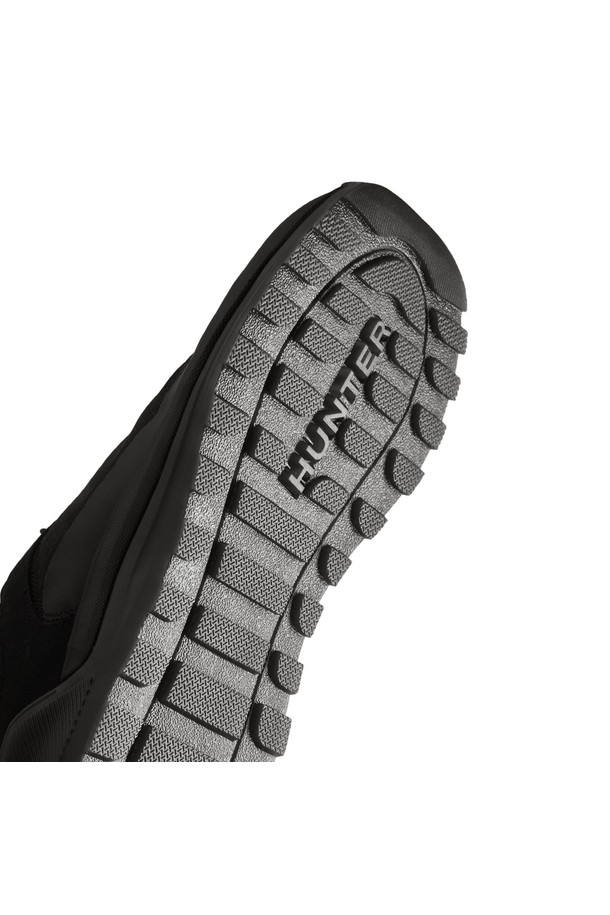 **[WOMEN] 트래블 스니커즈 - 블랙 WFF1100RENBLK**는 여성 여행룩에 어울리는 캐주얼, 미니멀, 스포티 스타일의 스니커즈입니다. 봄, 여름, 가을 계절에 적합하며, 라운드 앞코에 끈으로 여미는 디자인입니다. 블랙 색상의 무지 패턴으로 어떤 옷에도 쉽게 매치할 수 있습니다. 경량 소재와 통기성이 뛰어난 합성가죽 소재로 제작되어 편안한 착용감을 제공합니다. 낮고 플랫한 굽으로 여행 시에도 발의 피로감을 덜어줍니다.
