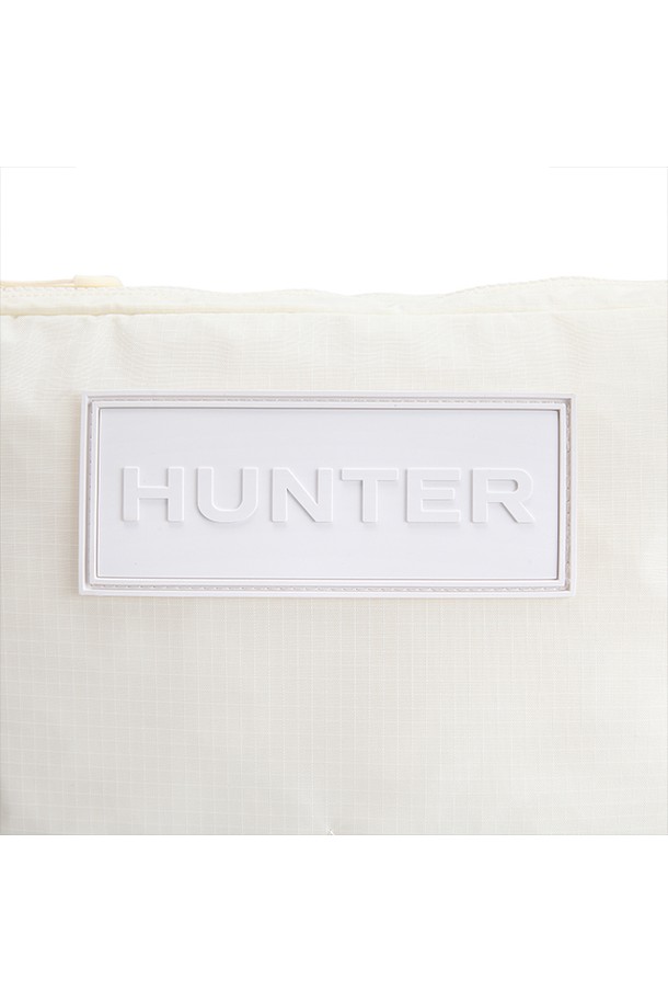 유니섹스 트래블 립스탑 사코슈 - 셰이디드화이트 UBC1515NRSSWH는 여행룩과 미니멀, 캐주얼 스타일을 위한 실용적인 가방입니다. 립스탑 소재로 제작되어 튼튼하며, 셰이디드화이트 색상과 무지 패턴으로 깔끔한 디자인을 자랑합니다. 미디엄 사이즈로, 여행 시 필요한 소지품을 간편하게 수납할 수 있습니다. 크로스백 형태로 편안하게 착용 가능하며, 지퍼형 잠금 방식으로 내용물을 안전하게 보호합니다. 여행과 일상에서 모두 활용하기 좋은 아이템입니다.
