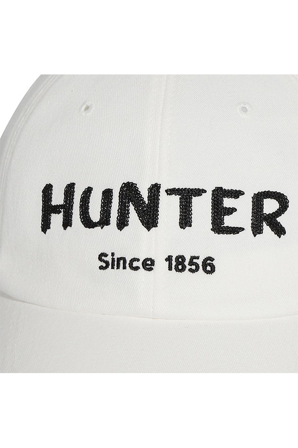 [UNISEX] 트윌 자수 로고 캡 - 화이트 HBW0001CHZWHT는 트윌 소재로 제작된 유니섹스 캡모자입니다. 부드러운 촉감과 일반 깊이, 일반 챙 넓이로 편안한 착용감을 제공하며, 봄, 여름, 가을 계절에 착용하기 좋습니다. 깔끔한 화이트 컬러에 자수 로고 디자인이 돋보이며, 캐주얼, 미니멀, 클래식 스타일을 연출하기 좋습니다. 사이즈 조절 기능이 있어 누구나 편안하게 착용 가능하며, 동네 마실룩과 산책룩에 잘 어울립니다.
