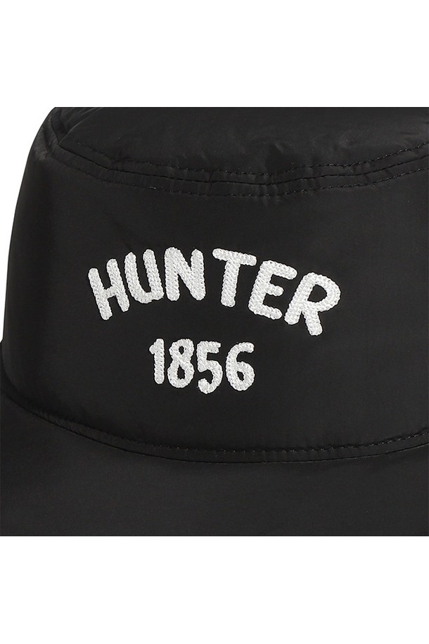 유니섹스 [UNISEX] 리버서블 퀼팅 버킷햇 - 블랙 HBW0005CHZBLK는 사계절 내내 활용 가능한 모자입니다. 폴리에스테르 소재의 블랙 컬러 무지 버킷햇으로, 8cm의 모자 깊이와 넓은 챙이 특징입니다. 퀼팅 디자인과 리버서블 기능으로 다양한 스타일 연출이 가능하며, 캐주얼, 미니멀, 클래식 스타일을 즐기는 분들께 추천합니다. 동네 마실룩, 여행룩, 산책룩 등 TPO에 맞춰 폭넓게 활용할 수 있으며, 디지털 보증서와 1년 품질보증을 제공합니다.
