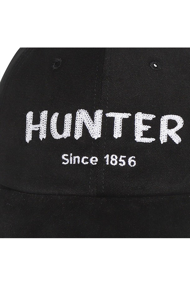 [UNISEX] 트윌 자수 로고 캡 - 블랙 HBW0001CHZBLK는 유니섹스 디자인의 블랙 컬러 캡입니다. 면 소재로 제작되어 봄, 여름, 가을 계절에 착용하기 좋으며, 일상생활에서 편안하게 사용할 수 있습니다. 로고 자수 디테일이 돋보이며, 모자 깊이 11.5cm, 챙 길이 7.5cm로 안정적인 착용감을 제공합니다. FREE 사이즈로, 58~62cm 둘레 조절이 가능하여 누구나 편안하게 착용할 수 있습니다. 동네 마실룩, 산책룩, 여행룩 등 캐주얼, 미니멀, 스트리트 스타일을 즐기는 분들께 추천합니다.
