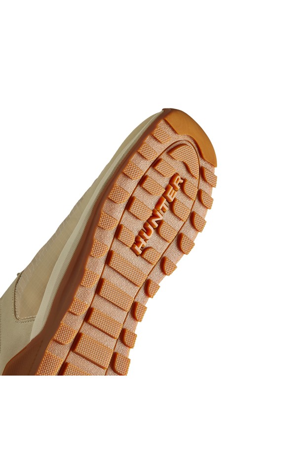 [MEN] 트래블 스니커즈 - 셰이디드화이트 MFF9100RENSED는 남성용 캐주얼 스니커즈입니다. 여행과 일상 모두에 적합하며, 사계절 내내 착용할 수 있습니다. 둥근 앞코와 플랫 굽 디자인으로 편안한 착용감을 제공합니다. 셰이디드화이트 색상의 무지 패턴으로 미니멀하고 세련된 스타일을 연출합니다. 끈으로 여미는 로우탑 디자인의 트래블 라인 스니커즈로, 여행룩에 완벽하게 어울립니다.
