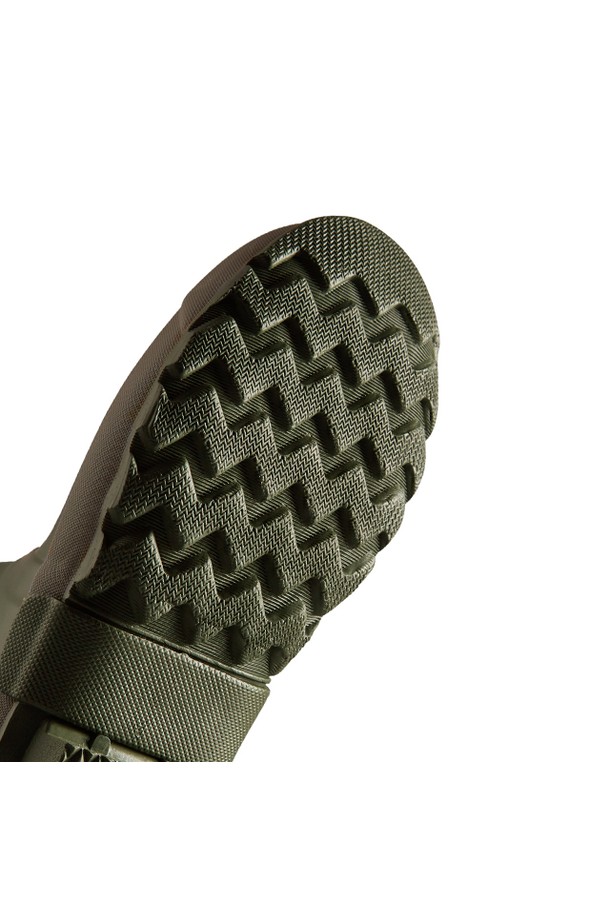 [MEN] 가드너 톨 부츠 - 다크올리브/클레이 MFT9141RMADOC은 남성용 레인부츠로, 다크올리브와 클레이 두 가지 색상으로 제공됩니다. 봄, 여름, 가을, 겨울 사계절 모두 착용 가능하며, 아웃도어 활동 및 우천 시에 적합합니다. 천연고무 소재로 제작되었으며, 수작업, FSC 인증 소재 사용, 방수, 내구성, 벌커나이징 공정, 3D 패턴 커팅, 알루미늄 라스트 피팅 등의 특징을 갖습니다. 미니멀, 클래식, 캐주얼 스타일의 산책룩, 여행룩에 매치하기 좋습니다. 
