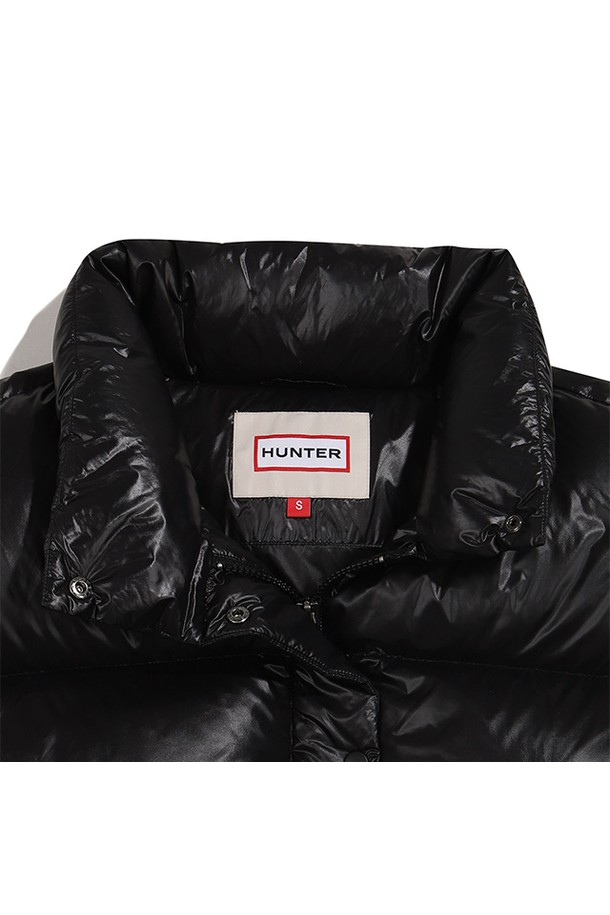 [WOMEN] 인트레피드 크롭 구스 다운 재킷은 겨울철 일상에서 캐주얼하게 착용하기 좋은 여성용 패딩입니다. 블랙 컬러의 무지 디자인으로 어떤 스타일에도 쉽게 매치할 수 있으며, 레귤러핏으로 편안한 착용감을 선사합니다. 가볍고 따뜻한 구스다운 충전재를 사용하여 보온성을 높였으며, 부드러운 나일론 소재로 제작되어 촉감이 좋습니다. 집업 여밈 방식과 긴 소매 기장으로 활동성을 더했으며, 크롭 기장으로 트렌디한 스타일을 연출합니다.
