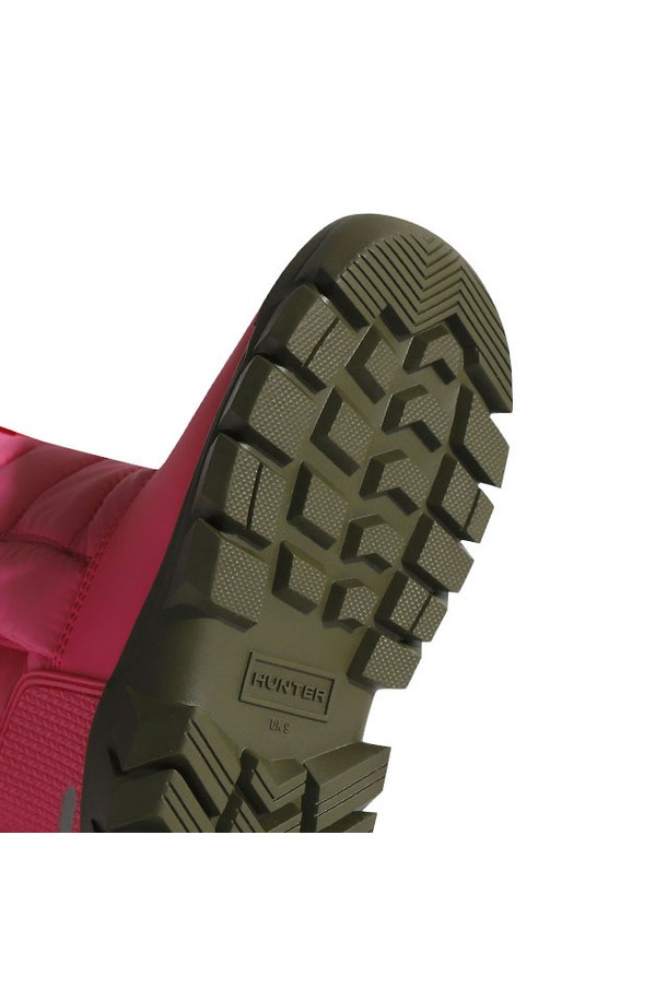 [KIDS] 오리지널 스노우부츠 - 핑크선셋/파인쉐도우 KFT5068WWUPSP는 겨울철 추위 속에서도 따뜻하고 스타일리시하게 연출할 수 있는 키즈용 스노우부츠입니다. 핑크와 그레이 컬러 조합의 무지 디자인으로, 여행룩, 휴가룩, 캠핑룩 등 다양한 TPO에 활용하기 좋습니다. 방수 기능을 갖춘 나일론과 합성가죽 소재로 제작되어 눈과 비로부터 발을 보호하며, 기모 안감과 경량 설계로 보온성과 편안한 착용감을 제공합니다. 라운드 앞코에 벨크로형 여밈, 패딩 탑라인으로 아이들의 활동성을 고려한 캐주얼, 미니멀, 스포티 스타일의 부츠입니다. 플랫 굽에 발볼이 일반 사이즈로 출시되었습니다.
