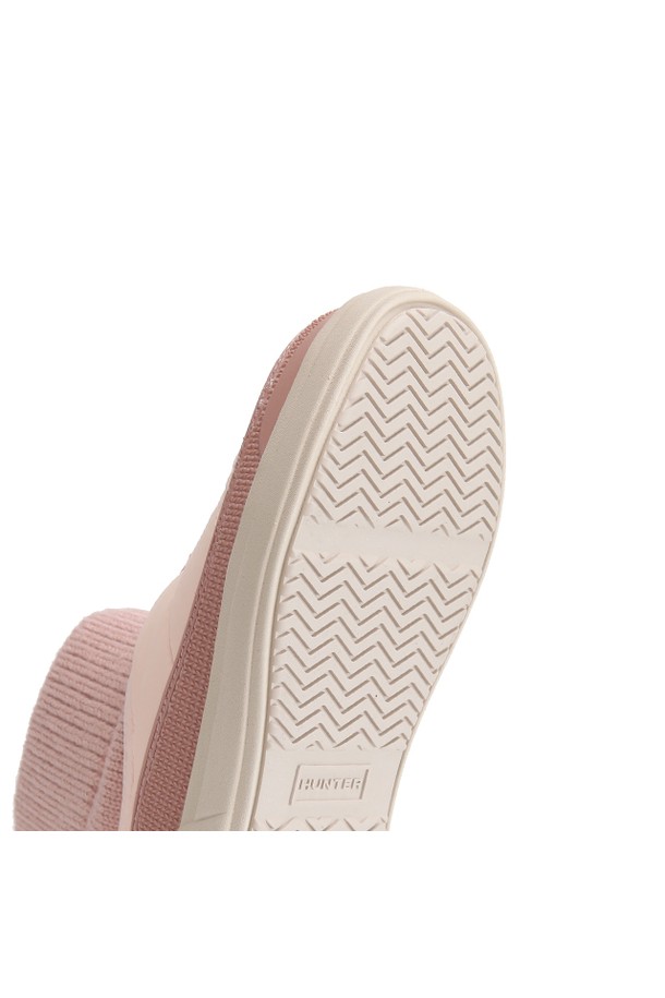 [JUNIOR] 인앤아웃 푸퍼 니트 커프 부츠 - 피치더스트/포그 HBJ0002FFRPDF는 유아동을 위한 부츠입니다. 라운드 앞코에, 니트 소재와 니트 안감으로 제작되어 포근함을 더하며, 슬립온 형태로 편안하게 착용할 수 있습니다. 가을, 겨울철 일상룩, 산책룩에 잘 어울리는 캐주얼하고 미니멀한 디자인입니다. 피치더스트와 포그 두 가지 색상으로 만나보세요. 플랫 굽에 푸퍼 디테일, 니트 커프 탑라인이 특징입니다.
