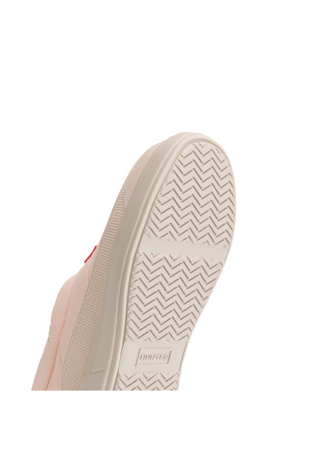 [JUNIOR] 인앤아웃 슬립온 - 피치더스트/포그 HBJ0003FFRPDF는 유아동을 위한 편안한 슬립온입니다. 부드러운 캔버스 소재로 제작되어 산책룩과 캐주얼, 미니멀 스타일 모두에 잘 어울립니다. 라운드 앞코 디자인과 플랫 굽으로 편안한 착화감을 제공하며, 피치더스트와 포그 두 가지 색상으로 출시되었습니다. 봄, 여름, 가을 계절에 활용하기 좋으며, 무지 패턴으로 어떤 옷에도 쉽게 매치할 수 있습니다. 슬립온 디자인으로 간편하게 신고 벗을 수 있습니다.
