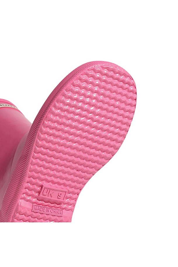 [KIDS] 퍼스트 클래식 글로스 레인부츠 - 핑크펀치 KFT5094RGLPUP는 키즈(KIDS)를 위한 핑크 컬러의 레인부츠입니다. 봄, 여름, 가을 계절에 우천 시 또는 일상에서 활용하기 좋으며, 라운드 앞코에 오픈형 디자인으로 편안하게 착용할 수 있습니다. 글로시한 광택이 돋보이는 디자인으로, PVC와 고무 소재를 사용하여 방수 기능을 갖췄습니다. 플랫 굽에 미드컷 탑라인으로 캐주얼, 미니멀, 걸리시 스타일의 여행룩, 휴가룩 연출에 적합합니다.
