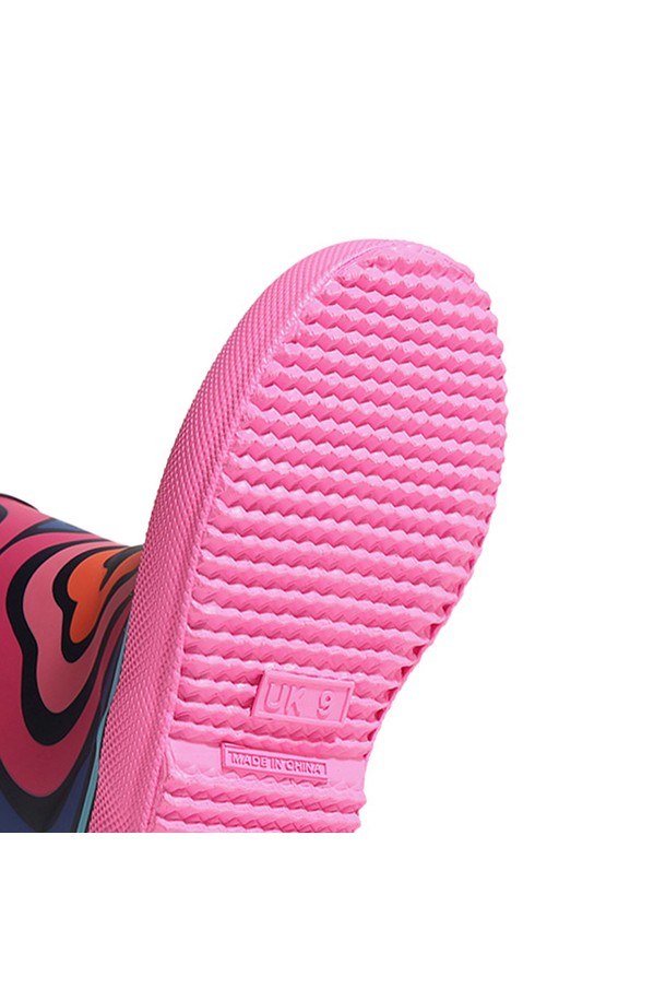 [KIDS] 퍼스트 클래식 웨이브 프린트 레인부츠 - 버블리플 KFT5062RMALRI는 키즈용 레인부츠입니다. 핑크와 블루 두 가지 색상으로 출시되었으며, 라운드 앞코에 플랫 굽으로 편안함을 더했습니다. 고무 소재로 제작되어 방수 및 생활 방수가 가능하며, 웨이브 패턴과 프린트 디자인이 특징입니다. 오픈형 디자인과 미드컷 탑라인으로 제작되어 봄, 여름, 가을 계절에 캐주얼, 미니멀, 스포티 스타일을 연출하기 좋습니다.
