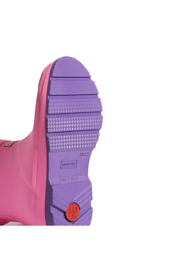 [JUNIOR] 플레이 레인부츠 - 하이라이터핑크 JFT6097RMAHPV는 데이트룩, 카페룩, 모임룩에 모두 잘 어울리는 레인부츠입니다. 클래식, 미니멀, 캐주얼 스타일을 즐겨 입는 분들에게 제격입니다. 밝고 화사한 하이라이터 핑크 컬러가 돋보이며, 비 오는 날에도 스타일리시함을 놓치지 않도록 디자인되었습니다. 편안한 착용감과 활동성을 고려하여 제작되었으며, 주니어 고객들을 위한 제품입니다. 어떤 옷차림에도 포인트가 되어줄 레인부츠로, 비 오는 날의 즐거움을 더해보세요.
