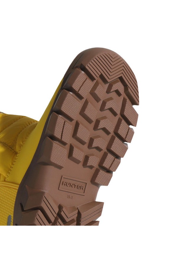 [KIDS] 오리지널 스노우부츠 - 옐로우코멧/브라운브러쉬 KFT5068WWUYBB는 겨울철 스노우 스포츠와 일상생활에서 따뜻함과 스타일을 모두 잡을 수 있는 키즈용 부츠입니다. 옐로우와 브라운 컬러 배색으로 개성을 더했으며, 라운드 앞코 디자인과 벨크로형 여밈으로 편안한 착용감을 제공합니다. 합성가죽 소재에 방수 및 보온 기능이 더해져 눈, 비에도 끄떡없으며, 안감 기모 처리로 한겨울 추위에도 발을 따뜻하게 보호합니다. 미드컷 탑라인과 플랫 굽 디자인으로 활동성을 높였으며, 캐주얼, 미니멀, 고프코어 스타일의 여행룩, 캠핑룩, 휴가룩에 잘 어울립니다.
