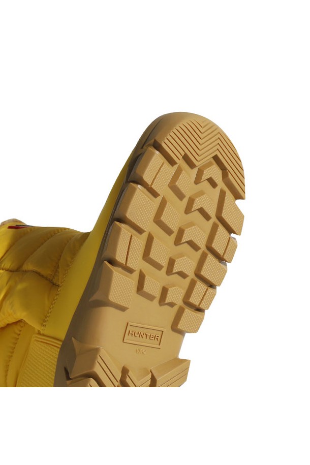 [JUNIOR] 오리지날 스노우부츠 - 옐로우코멧/새턴브라운 JFT6166WWUYSB는 유아동을 위한 겨울철 방한 신발입니다. 옐로우와 브라운 두 가지 색상으로 제공되며, 눈 오는 날씨에도 끄떡없는 방수 기능을 갖추었습니다. 라운드 앞코에 슬립온 방식으로 편안하게 신고 벗을 수 있으며, 따뜻한 기모 안감과 경량 설계로 활동성을 높였습니다. 여행, 산책, 휴가 등 다양한 TPO에 캐주얼, 미니멀, 고프코어 스타일로 연출하기 좋습니다. 나일론과 합성가죽 소재로 제작되어 튼튼하고 오래 사용 가능하며 플랫 굽으로 안정감을 더했습니다.
