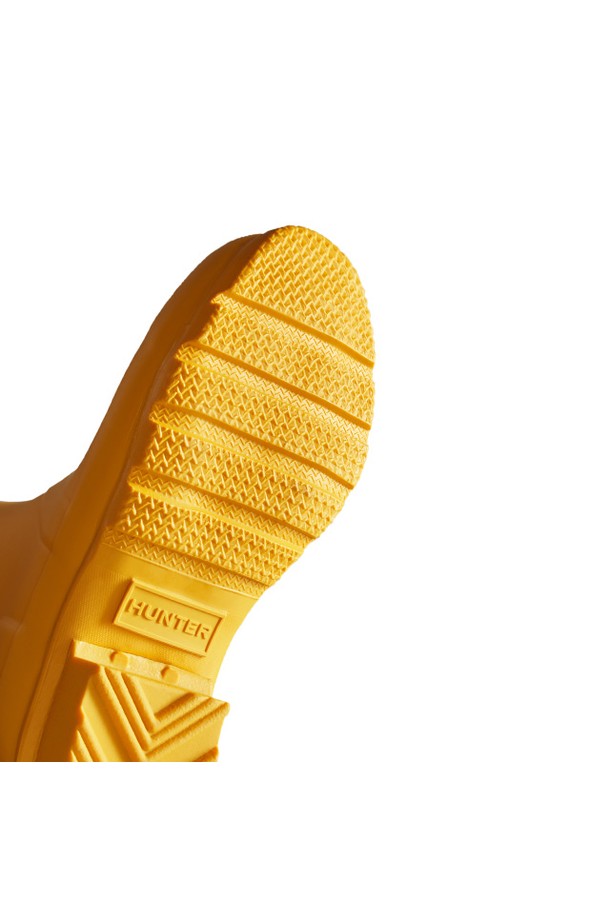 [JUNIOR] 오리지널 레인부츠 - 옐로우 JFT6000RMARYL는 유아동을 위한 옐로우 컬러의 레인부츠입니다. 봄, 여름, 가을, 겨울 사계절 모두 착용 가능하며, 라운드 앞코에 오픈형 디자인으로 제작되었습니다. 30mm 로우힐 굽으로 편안함을 더했으며, 핸드메이드 벌커나이즈드 공법, 3D 패턴 커팅, 알루미늄 라스트 제작 등, 꼼꼼한 공정을 거쳐 제작되었습니다. 방수 기능과 재활용 소재 사용으로 실용성을 높였으며, 넓은 발볼과 폴리에스터 안감으로 편안한 착용감을 제공합니다. 동네 마실룩, 산책룩 등 캐주얼, 미니멀, 고프코어 스타일과 함께 매치하여 개성 있는 스타일을 연출해보세요.
