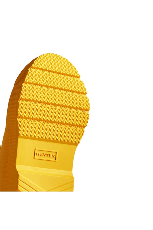 [JUNIOR] 플레이 레인부츠 - 옐로우 JFT6097RMAYEL는 아이들의 발을 보호하고 스타일을 살려주는 레인부츠입니다. 옐로우 컬러의 무지 디자인으로, 어떤 옷에도 잘 어울립니다. FSC 인증 천연고무와 폴리에스테르 소재를 사용하여 방수 기능과 내구성이 뛰어나며, 30mm 굽 높이의 플랫 디자인으로 편안한 착용감을 제공합니다. 라운드 앞코에 미드컷 탑라인으로 제작되었으며, 오픈형으로 신고 벗기 편리합니다. 일상, 우천시, 동네 마실룩, 산책룩에 캐주얼, 미니멀, 클래식 스타일로 코디하기 좋습니다.
