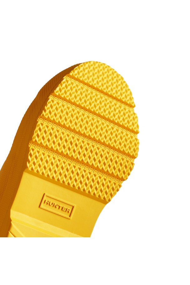 [KIDS] 플레이 레인부츠 - 옐로우 KFT5097RMAYEL은 아이들의 아웃도어 활동과 일상생활에 적합한 레인부츠입니다. 옐로우 컬러에 라운드 앞코 디자인으로 제작되었으며, 봄, 여름, 가을, 겨울 사계절 모두 착용 가능합니다. FSC 인증 천연고무와 폴리에스테르 소재를 사용하여 3cm 굽 높이의 플랫 형태로 편안한 착용감을 제공합니다. 3D 패턴 커팅과 수작업 벌커나이징 공법으로 내구성을 강화했으며, 방수 및 생활 방수 기능이 있어 비 오는 날에도 안심하고 활동할 수 있습니다. 동네 마실룩, 산책룩, 캠핑룩 등 다양한 TPO에 캐주얼, 미니멀, 고프코어 스타일로 연출할 수 있습니다.
