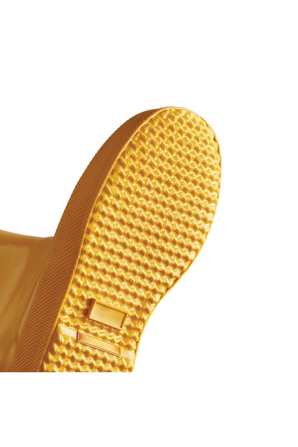 [KIDS] 퍼스트 클래식 글로스 레인부츠 - 옐로우 KFT5094RGLRYL은 비 오는 날과 야외 활동에 적합한 키즈 레인부츠입니다. FSC 인증 천연고무와 폴리에스테르 소재를 사용하여 제작되었으며, 라운드 앞코에 플랫 굽으로 편안함을 더했습니다. 옐로우 컬러의 무지 디자인으로, 캐주얼, 미니멀, 클래식 스타일을 연출하기 좋습니다. 미드컷 탑라인과 슬립온 디자인으로 간편하게 착용할 수 있으며, 3D 패턴 커팅, 알루미늄 라스트 구조, 핸드크래프트 마감 등 섬세한 공정을 거쳤습니다. 산책, 여행, 휴가 등 다양한 TPO에 활용 가능합니다.
