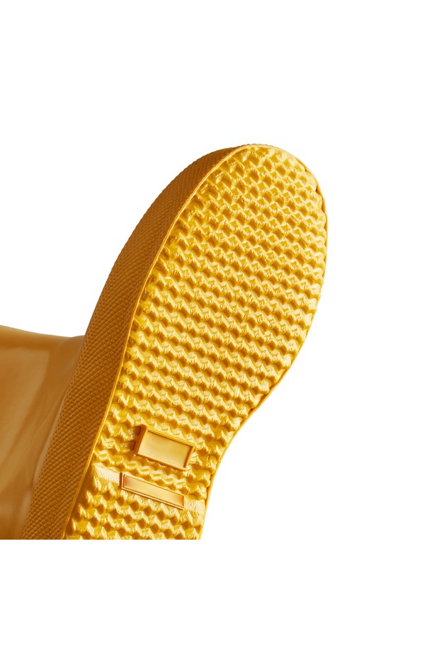 [KIDS] 퍼스트 클래식 레인부츠 - 옐로우 KFT5094RMARYL는 봄, 여름, 가을 계절에 옐로우 컬러로 포인트를 줄 수 있는 키즈용 레인부츠입니다. 라운드 앞코에 플랫 굽(20mm)으로 제작되었으며, 일상 및 우천 시에도 편안하게 착용할 수 있습니다. FSC 인증 천연고무와 재활용 폴리에스터 안감을 사용하여, 3D 패턴 커팅과 전통적인 가황 처리 방식으로 제작되어 방수 기능을 제공합니다. 미니멀하고 캐주얼한 스타일로, 동네 마실룩 또는 산책룩에 잘 어울립니다. 오픈형 디자인에 미드컷 탑라인으로 아이들이 신고 벗기 편리합니다.
