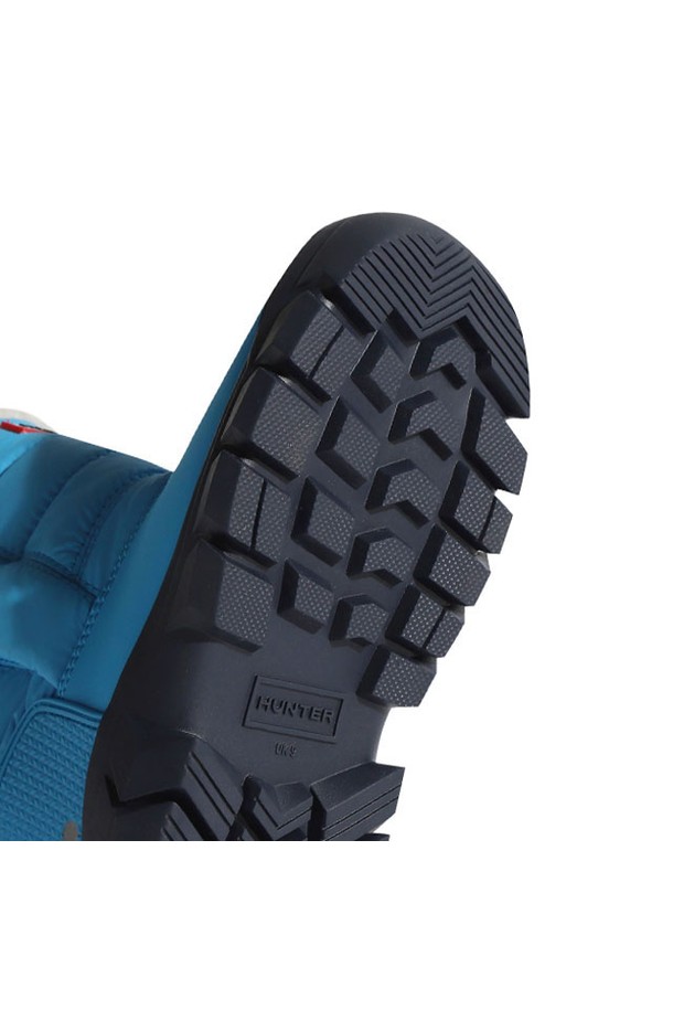 [KIDS] 오리지널 스노우부츠 - 비욘드블루/블루리플 KFT5068WWUBYR는 겨울철 스노우 스포츠와 일상생활에서 모두 활용 가능한 키즈용 스노우부츠입니다. 블루와 네이비 컬러로 출시되었으며, 라운드 앞코에 나일론과 합성가죽 소재를 사용하여 내구성을 높였습니다. 굽 높이는 낮고 플랫 타입이며, 내부에는 패딩 안감이 적용되어 보온성을 강화했습니다. 벨크로형 여밈으로 아이들이 신고 벗기 편리하며, 방수 기능과 패딩 부츠 디자인으로 눈 오는 날씨에도 따뜻하고 쾌적하게 착용할 수 있습니다. 여행룩, 캠핑룩, 캐주얼, 미니멀, 스포티 스타일을 즐겨 입는 아이들에게 적합합니다.
