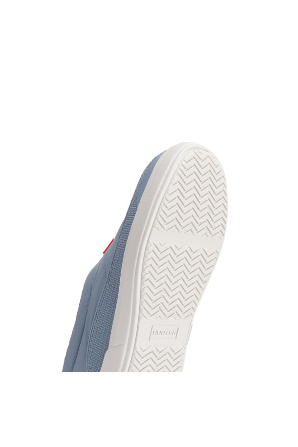 [JUNIOR] 인앤아웃 슬립온 - 애슐리블루/그레이 HBJ0003FFRABG는 유아동을 위한 캐주얼 슬립온입니다. 캔버스 소재에 라운드 앞코 디자인으로 편안함을 강조했으며, 애슐리블루와 그레이 두 가지 색상으로 제공됩니다. 봄, 여름, 가을 계절에 적합하며, 무지 패턴으로 미니멀한 스타일을 연출합니다. 산책룩에 어울리는 슬립온 스타일의 신발로, 플랫 굽과 로우탑 디자인이 특징입니다.
