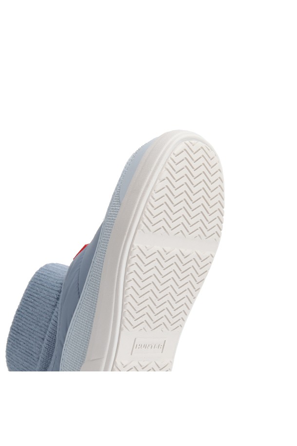 [JUNIOR] 인앤아웃 푸퍼 니트 커프 부츠 - 애슐리블루/그레이 HBJ0002FFRABG는 유아동을 위한 부츠입니다. 애슐리블루와 그레이 두 가지 색상으로 제공되며, 라운드 앞코에 니트 소재 커프와 푸퍼 디자인이 특징입니다. 안감은 따뜻한 퍼로 마감되었으며, 슬립온 형태로 간편하게 착용할 수 있습니다. 가을, 겨울철 일상룩과 집콕룩, 산책룩에 캐주얼, 미니멀, 클래식 스타일을 더해줍니다.
