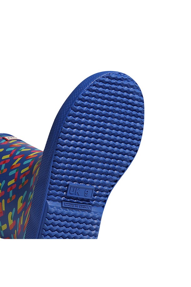 **[KIDS] 퍼스트 클래식 레인보우 버블 로고 레인부츠 - 레인보우 KFT5061RMARNB**는 비 오는 날, 아이들의 발을 쾌적하게 지켜주는 키즈 레인부츠입니다. 네이비 컬러 바탕에 레인보우 컬러의 로고 프린트가 돋보이며, 라운드 앞코 디자인과 미드컷 탑라인으로 편안한 착용감을 제공합니다. 고무 소재로 제작되어 방수 기능이 뛰어나고, 봄, 여름, 가을 계절에 여행룩과 휴가룩, 캐주얼 및 스포티 스타일로 활용하기 좋습니다. 플랫 굽에 생활 방수 기능까지 갖춰 아이들이 안전하고 즐겁게 활동할 수 있도록 디자인되었습니다.
