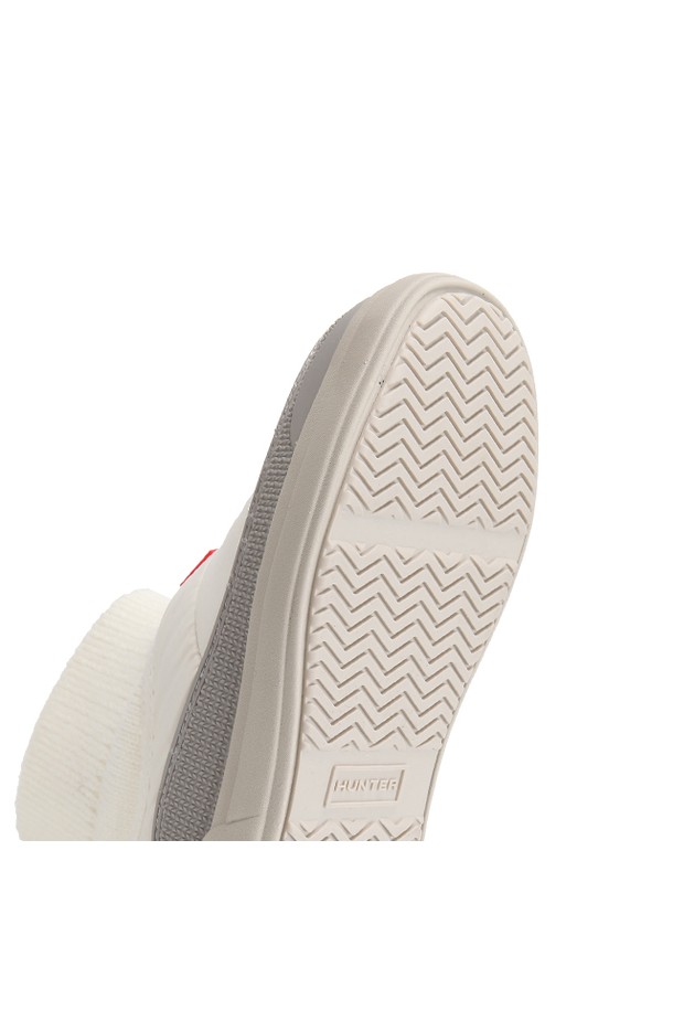 [JUNIOR] 인앤아웃 푸퍼 니트 커프 부츠 - 스타화이트/펠리컨 HBJ0002FFRSWP는 유아동을 위한 겨울 부츠입니다. 라운드 앞코에 플랫 굽으로 편안함을 더했으며, 니트 소재와 퍼 안감으로 따뜻함을 유지합니다. 스타화이트와 펠리컨 두 가지 색상으로, 무지 패턴의 슬립온 스타일입니다. 니트 커프 탑라인과 푸퍼, 인앤아웃 디자인으로 캐주얼하고 미니멀한 스타일을 연출합니다.
