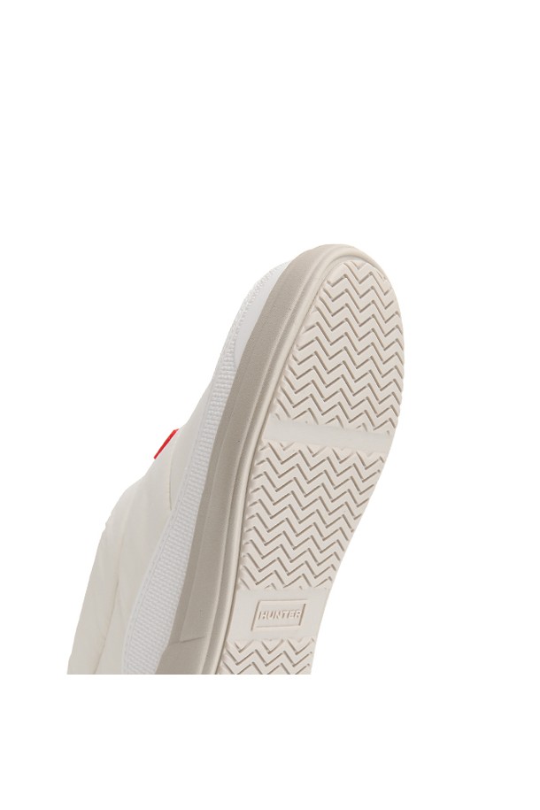 [JUNIOR] 인앤아웃 슬립온 - 스타화이트/펠리컨 HBJ0003FFRSWP는 유아동을 위한 슬립온 슈즈입니다. 스타화이트와 펠리컨 두 가지 색상으로 출시되었으며, 라운드 앞코에 플랫 굽으로 제작되어 편안한 착용감을 제공합니다. 봄, 여름, 가을 계절에 활용하기 좋으며, 일상생활과 산책룩, 캐주얼 및 미니멀 스타일 연출에 적합합니다. 무지 디자인으로 어떤 옷에도 쉽게 매치할 수 있는 데일리 아이템입니다.
