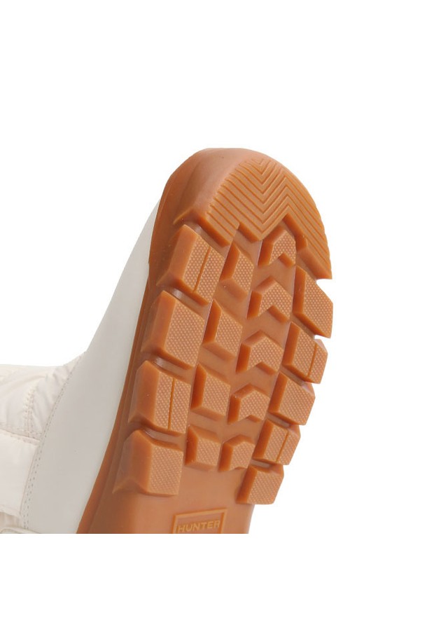 [JUNIOR] 오리지널 스노우부츠 - 화이트윌로우 JFT6166WWUWWG는 유아동을 위한 겨울철 방수 및 보온 스노우부츠입니다. 화이트 색상의 무지 디자인으로, 여행룩, 캠핑룩, 캐주얼, 미니멀, 스포티 스타일 모두에 잘 어울립니다. 플랫 굽으로 편안함을 제공하며, 눈이 오는 날이나 일상에서도 따뜻하게 신을 수 있습니다.
