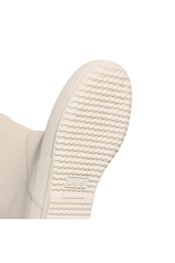 [KIDS] 퍼스트 클래식 레인부츠 - 캐스트 KFT5094RMACAS는 아이들을 위한 스타일리시하고 실용적인 레인부츠입니다. 화이트 컬러의 이 레인부츠는 봄, 여름, 가을 계절에 적합하며, 일상생활과 우천 시 모두 착용할 수 있습니다. 라운드 앞코와 플랫 굽(2cm) 디자인으로 편안함을 제공하며, 와이드 발볼로 아이들의 발을 넉넉하게 감싸줍니다. 고무와 폴리에스테르 소재를 사용하여 방수 기능을 갖췄으며, 재활용 소재를 사용하여 환경까지 생각했습니다. 미드컷 탑라인과 슬립온 디자인으로 간편하게 신고 벗을 수 있으며, 클래식, 미니멀, 캐주얼 스타일을 연출하기 좋습니다.
