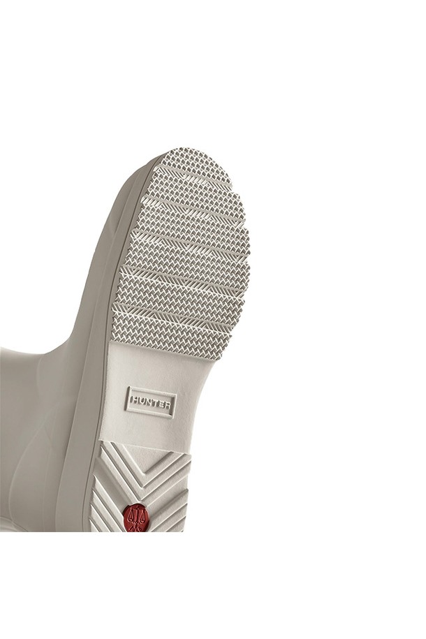 [JUNIOR] 오리지날 레인부츠 - 캐스트 JFT6000RMACAS는 유아동을 위한 라운드 앞코의 레인부츠입니다. 화이트와 베이지 두 가지 색상으로 제공되며, 봄, 여름, 가을 우천 시는 물론 일상에서도 활용 가능합니다. 굽높이 3cm의 로우힐 디자인에 폭넓은 발볼로 편안함을 더했으며, 고무와 폴리에스테르 소재를 사용했습니다. 핸드메이드, 3D 패턴 커팅, 알루미늄 라스트 제작 등 섬세한 공정을 거쳤으며, 버클 여밈과 무지 패턴으로 미니멀하고 캐주얼한 스타일을 연출합니다. 리사이클 소재를 사용하고, 전통적인 가황 방식으로 제작되었습니다.
