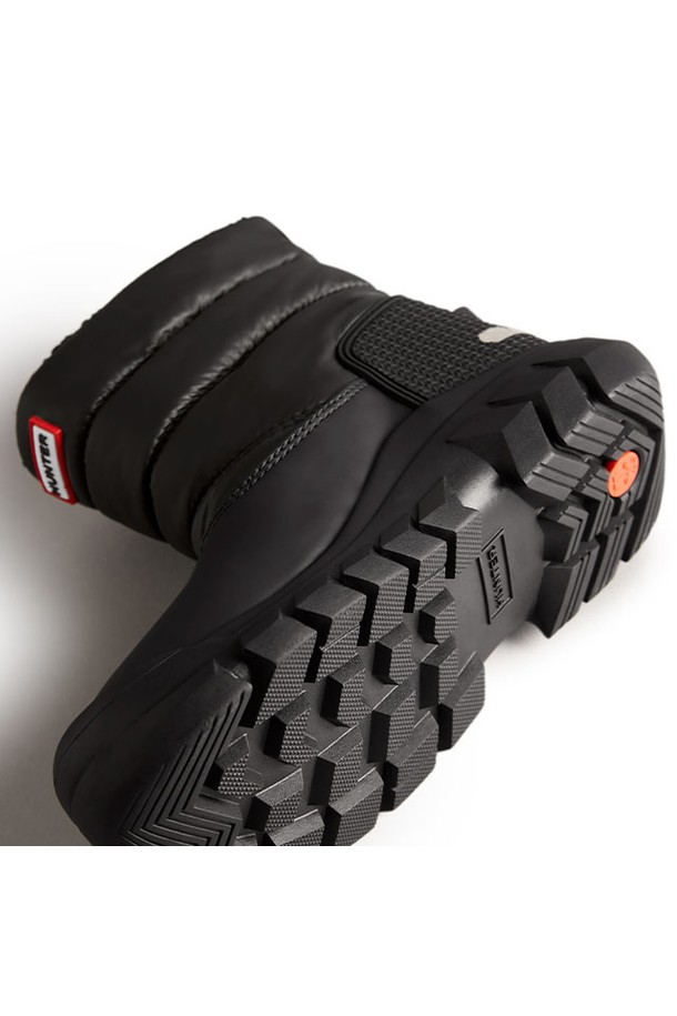 [JUNIOR] 오리지널 스노우부츠 - 블랙 JFT6166WWUBLK는 유아동을 위한 방수, 보온 기능을 갖춘 겨울용 스노우부츠입니다. 블랙 컬러의 무지 디자인으로, 라운드 앞코에 벨크로형 여밈 방식을 적용하여 편안한 착용감을 제공합니다. 미끄럼 방지 기능이 있는 플랫 굽과 기모 안감으로 눈이 오는 날씨에도 따뜻하고 안전하게 신을 수 있습니다. 여행, 산책, 캠핑 등 다양한 TPO에 캐주얼, 미니멀, 스포티 스타일로 연출하기 좋습니다. 합성가죽과 고무 소재로 제작되어 튼튼하며, 미드컷 탑라인으로 발목을 안정적으로 감싸줍니다. 
