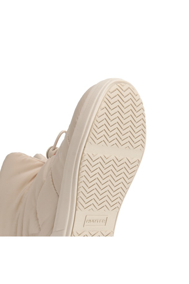 [JUNIOR] 인앤아웃 패딩 부티 - 캔버스 크림 HBJ0001FSUCCR은 유아동을 위한 겨울철 필수 아이템입니다. 캔버스 크림 컬러의 톤온톤 디자인으로 캐주얼 및 미니멀 스타일의 산책룩에 잘 어울립니다. 라운드 앞코와 슬립온 디자인으로 편안하게 착용 가능하며, 패딩 소재와 안감으로 보온성을 높였습니다. 로우 굽의 플랫 타입으로 안정감을 더하며, 무지 패턴으로 어떤 옷에도 쉽게 매치할 수 있습니다.
