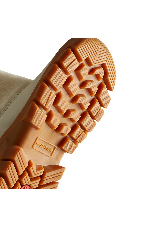 [KIDS] 인트레피드 쉐르파 스노우부츠 - 화이트윌로우/로버러스트 KFT5067HERWWT는 키즈용 스노우부츠입니다. 화이트와 브라운 컬러 배색에 쉐르파 안감으로 보온성을 높였으며, 겨울철 스노우 스포츠 및 일상생활에서 착용하기 좋습니다. 라운드 앞코에 플랫 굽 디자인으로 편안한 착용감을 제공하며, 방수 기능과 핸드메이드 제작으로 퀄리티를 더했습니다. 캐주얼, 미니멀, 클래식 스타일의 겨울 데일리룩, 산책룩, 여행룩에 매치하여 따뜻하고 스타일리시하게 연출해보세요.
