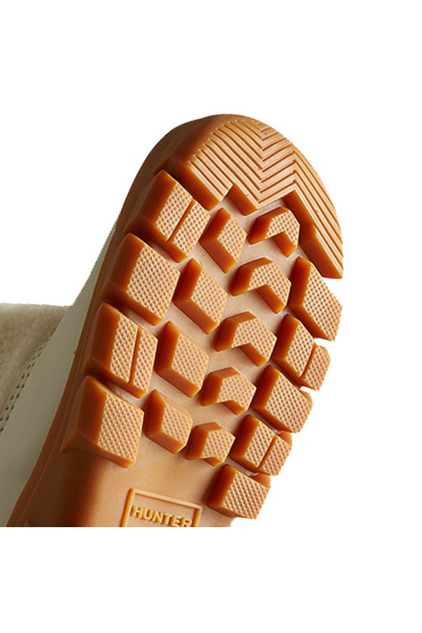 [JUNIOR] 인트레피드 쉐르파 스노우부츠 - 화이트윌로우/로버러스트 JFT6057HERWWT는 유아동을 위한 방한 보온 스노우부츠입니다. 화이트와 러스트 컬러 배색에 라운드 앞코 디자인으로, 겨울철 여행룩과 캠핑룩에 잘 어울리는 캐주얼, 미니멀, 고프코어 스타일을 연출할 수 있습니다. 쉐르파 소재와 기모 안감으로 보온성을 높였으며, 방수 기능으로 눈, 비로부터 발을 보호합니다. 굽 높이는 로우힐, 굽 타입은 플랫이며, 다양한 겨울 활동과 일상생활에서 따뜻하고 편안하게 착용할 수 있습니다.
