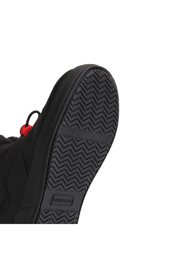 **[JUNIOR] 인앤아웃 패딩 부티 - 블랙 HBJ0001FSUBLK**는 유아동을 위한 겨울철 필수 아이템입니다. 블랙 컬러에 라운드 앞코 디자인으로, 캐주얼 및 미니멀 스타일의 산책룩에 잘 어울립니다. 보온성이 뛰어난 패딩 소재와 하이탑 디자인, 레이스업 여밈으로 발을 따뜻하게 감싸줍니다. 가볍고 편안한 착용감을 제공하며, 무지 패턴으로 어떤 옷에도 쉽게 매치할 수 있습니다. 플랫 굽과 부드러운 안감은 아이들의 활동성을 고려한 디자인입니다.
