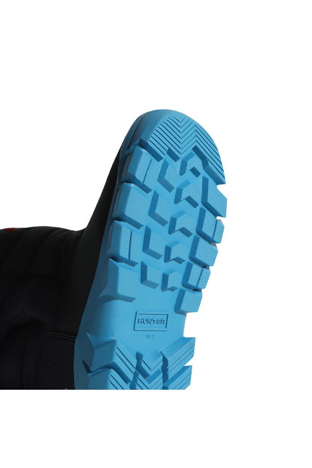 [JUNIOR] 오리지널 스노우부츠 - 블루리플/비욘드블루 JFT6166WWUBBB는 유아동을 위한 겨울철 방한 부츠입니다. 네이비 및 블루 컬러의 무지 디자인으로, 캐주얼, 미니멀, 고프코어 스타일을 연출하기 좋습니다. 라운드 앞코와 벨크로형 여밈으로 편안하게 착용할 수 있으며, 방수 기능과 기모 안감으로 보온성을 높였습니다. 여행, 산책, 캠핑 등 다양한 활동에 활용하기 좋은 스노우 스포츠 및 일상용 신발입니다. 굽 높이는 낮으며, 플랫 타입입니다.
