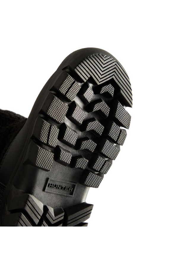 [KIDS] 인트레피드 쉐르파 스노우부츠 - 블랙/로고레드 KFT5067HERBOD는 겨울철 스노우 스포츠와 일상에서 모두 활용 가능한 키즈용 스노우부츠입니다. 블랙과 로고 레드 컬러 조합에 라운드 앞코 디자인으로 캐주얼, 미니멀, 고프코어 스타일을 연출하기 좋습니다. 4cm 플랫 굽에 벨크로(velcro) 타입으로 간편하게 착용할 수 있으며, 방수 및 보온 기능을 갖춰 겨울철에도 따뜻하고 쾌적하게 활동할 수 있습니다. 3D 패턴 커팅, 알루미늄 라스트 사용, 전통적 벌커나이징 공법 등 섬세한 공정을 거쳐 제작되었으며, FSC 인증 소재와 리사이클 폴리에스터 안감을 사용했습니다. 발볼은 일반 또는 넓음으로 선택 가능하며, 미드컷 탑라인으로 안정적인 착용감을 제공합니다.
