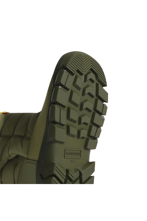 [JUNIOR] 오리지날 스노우부츠 - 그린그로스/파인쉐도우 JFT6166WWUGPH는 유아동을 위한 겨울철 방한 부츠입니다. 그린 컬러의 무지 디자인으로, 캐주얼, 미니멀, 고프코어 스타일 연출에 적합합니다. 라운드 앞코에 일체형 여밈, 패딩 탑라인이 특징이며, 방수 및 보온 기능을 갖춰 눈, 비로부터 발을 보호합니다. 나일론, 폴리우레탄, 고무 등 주요 소재와 폴리에스테르 안감, 핸드메이드 제작, FSC 인증 소재, 벌커나이징 공법, 내추럴 러버 소재 사용으로 제작되었습니다. 겨울 데일리룩, 여행룩, 산책룩에 활용하기 좋습니다.
