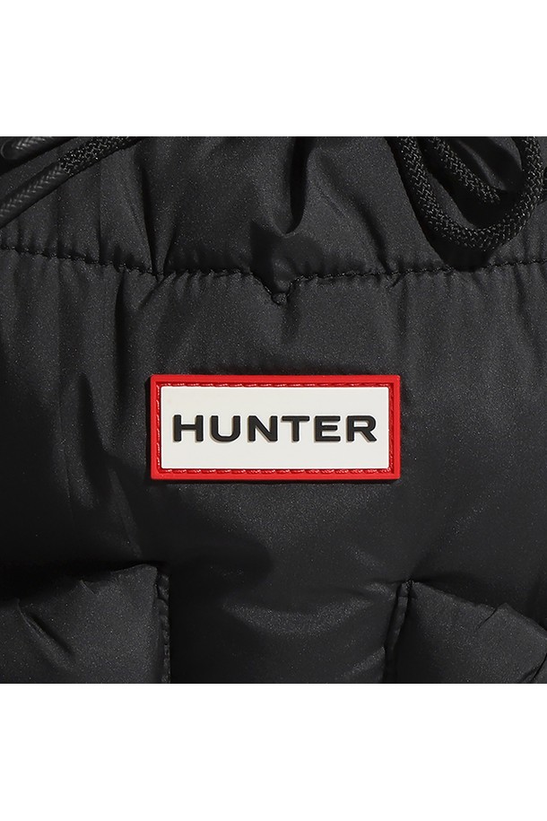 [UNISEX] 스모크드 푸퍼 백팩 - 블랙 UBB3706KBMBLK는 유니섹스 디자인의 미디엄 사이즈 백팩입니다. 블랙 컬러의 무지 패턴에 퀄팅 디자인으로 포인트를 주어 미니멀, 캐주얼, 클래식 스타일을 연출하기 좋습니다. 부드러운 나일론 소재와 스모크드 디테일이 특징이며, 넉넉한 수납공간과 지퍼형 잠금 방식으로 실용성을 더했습니다. 일상생활에서 편안하게 사용할 수 있는 사각 형태의 푸퍼 백팩입니다.
