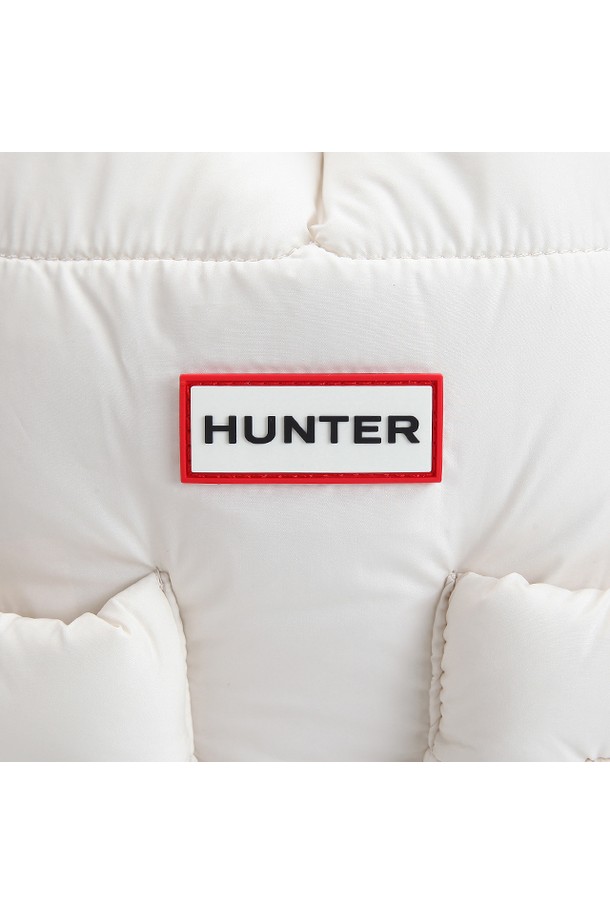 [UNISEX] 스모크드 푸퍼 백팩 - 화이트윌로우 UBB3706KBMWHW는 헌터 브랜드의 유니섹스 백팩입니다. 미디엄 사이즈의 사각 백팩으로, 퀄팅 패턴과 스모크드 디테일이 특징입니다. 부드러운 나일론 소재로 제작되었으며, 지퍼형 잠금 방식으로 내용물을 안전하게 보관할 수 있습니다. 캐주얼 및 미니멀 스타일을 즐겨 입는 분들에게 일상용 가방으로 적합합니다. 화이트 컬러로 다양한 스타일에 매치하기 용이합니다.
